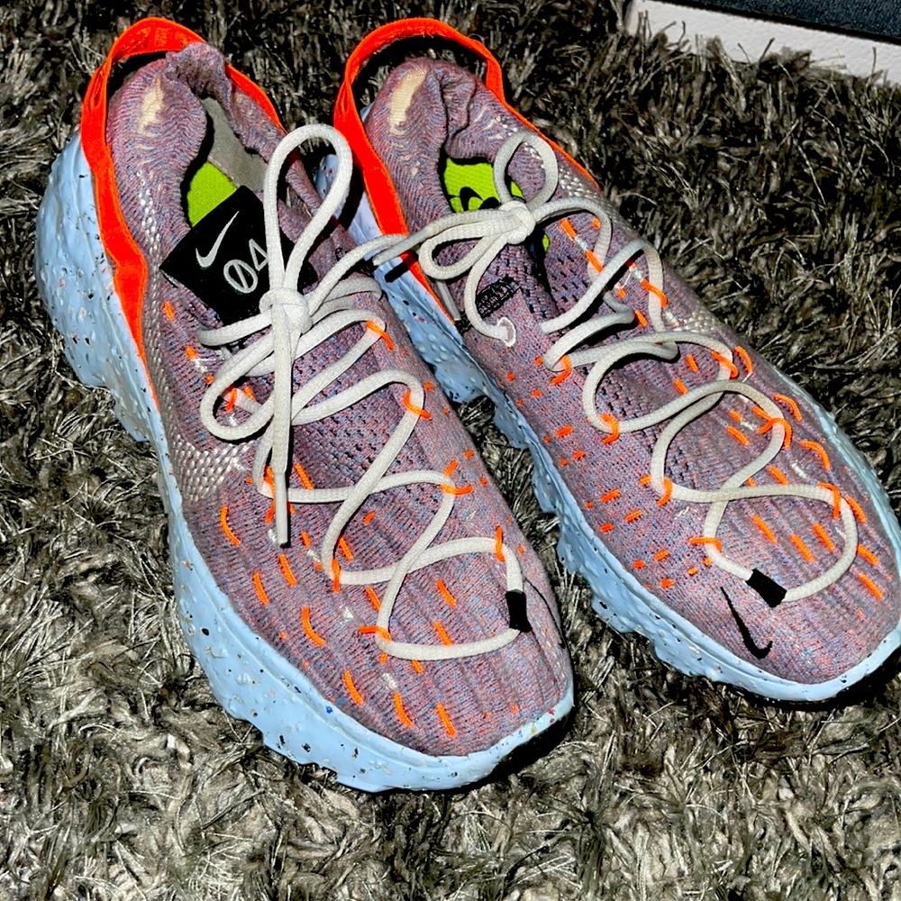 NIKE SNEAKERS SIZE 6